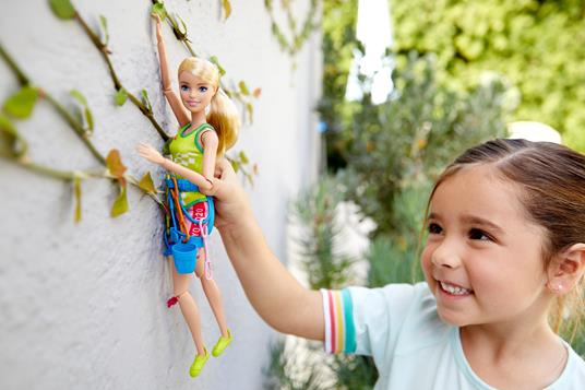 Barbie Carriere Giochi Olimpici Tokyo 2020, Bambola Arrampicatrice con Accessori Giocattolo per Bambini 3+ Anni, GJL75 - 6