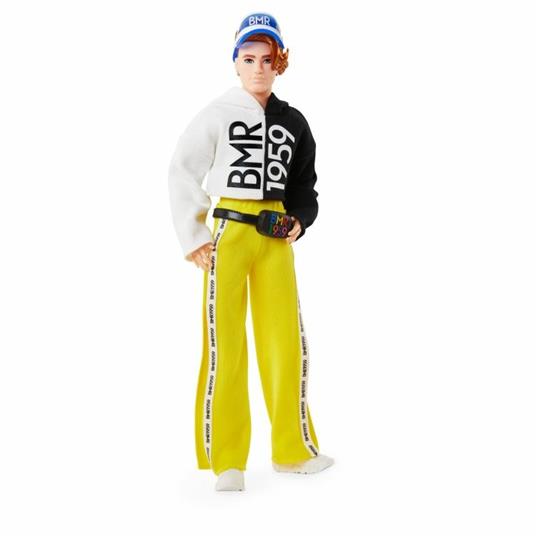 Barbie BMR1959 Bambola Ken con Lentiggini e Vestiti Sportivi Giocattolo per Bambini 3+Anni, GNC49 - 4