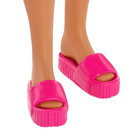 Barbie - Loves the Ocean, bambola bruna, curvy, a tema spiaggia realizzata in plastica riciclata - 4