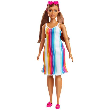 Barbie - Loves the Ocean, bambola bruna, curvy, a tema spiaggia realizzata in plastica riciclata - 6