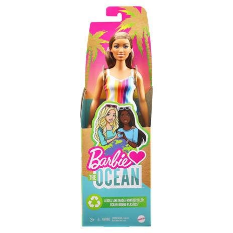 Barbie - Loves the Ocean, bambola bruna, curvy, a tema spiaggia realizzata in plastica riciclata - 7