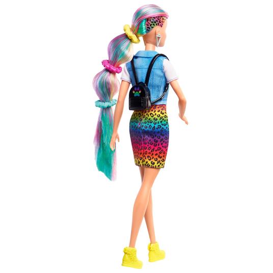 Barbie - Capelli Multicolor, bambola bionda con capelli con funzione cambia colore, include 16 accessori alla moda - 7