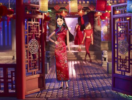 Barbie Signature Capodanno lunare, bambola castana con abito cheongsam in raso rosso e accessori. Mattel (GTJ92) - 2