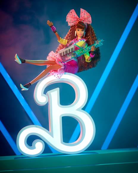 ?Barbie Rewind 80s Edition Night Out, Bambola Bruna in look da festa con giacca, gonna e accessori neon per collezionisti - 4