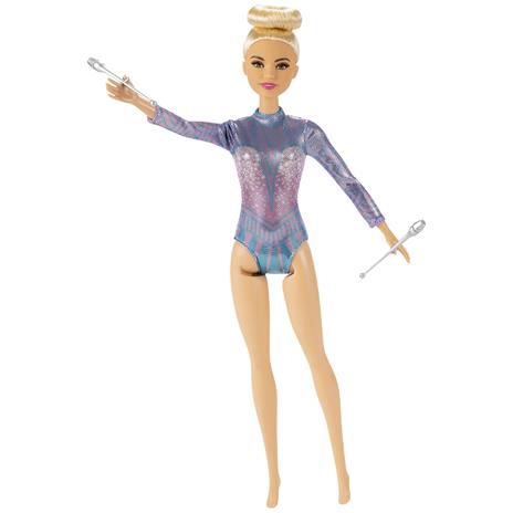 Barbie - Carriera Ginnasta, bambola bionda con coloratissimo body metallizzato, 2 bastoni e nastro, 3+ anni - 2