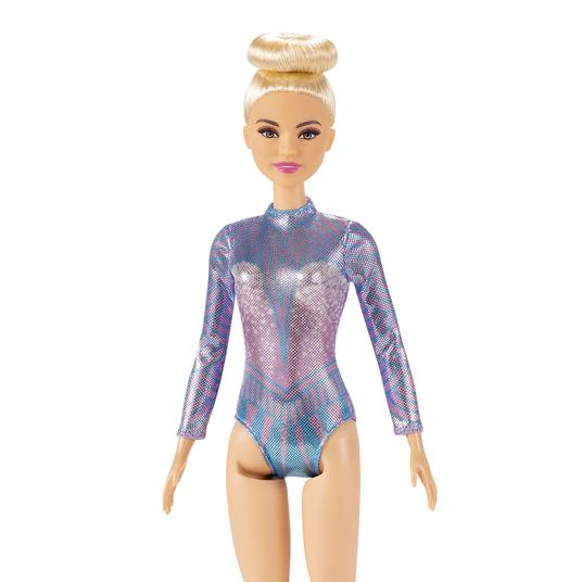 Barbie - Carriera Ginnasta, bambola bionda con coloratissimo body metallizzato, 2 bastoni e nastro, 3+ anni - 3