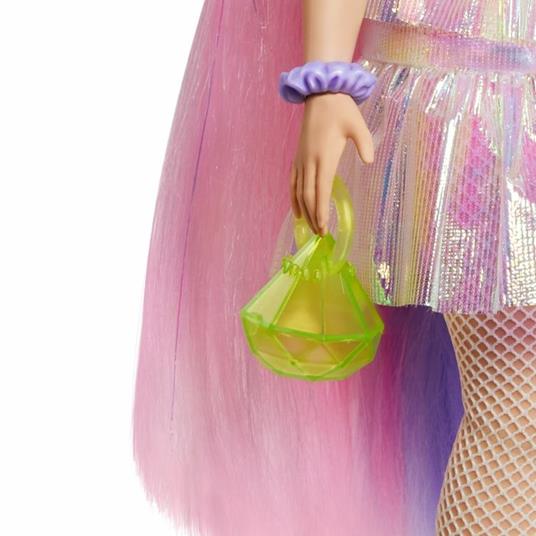Barbie Extra Bambola capelli fantasy rosa e viola, con 10 Accessori alla Moda, Giocattolo per Bambini 3+ Anni - 10