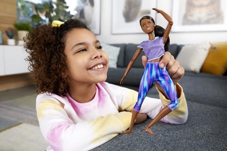 Barbie Bambola Snodata con 22 Articolazioni Flessibili e Coda Castana Riccia, Giocattolo per Bambini 3+Anni,GXF06 - 6