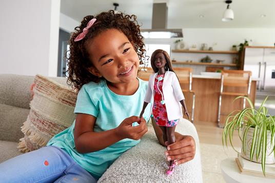 Barbie Carriere Dottoressa, la bambola indossa un abito colorato con un camice bianco e uno stetoscopio - 8