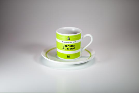 Tazzina da caffè con piatto Feltrinelli. L'opera al nero