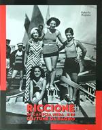 Riccione in camicia nera... e in costume da bagno
