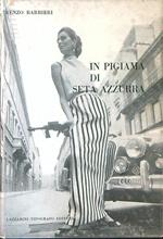 In pigiama di seta azzurra