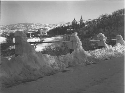 Fotografia originale in bianco e nero di paesaggio invernale di Lizzano - copertina