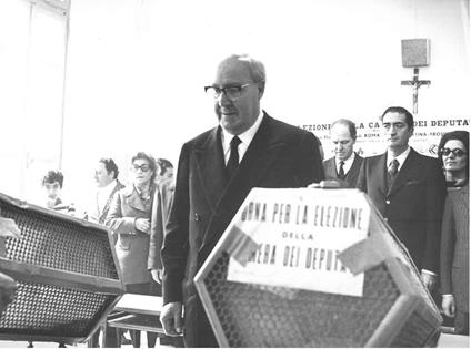 Fotografia originale: Roma 7/5/72, Primag giornata di votazioni in Italia per il rinnovo del parlamento e del Senato. Nella foto: L'ex presidente della Repubblica On. Saragat, durante la votazione - Giuseppe Saragat - copertina