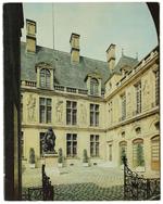 L' Hotel Carnavalet, Ses Batiments, Sa Decoration Sculptee, Ses Hotes