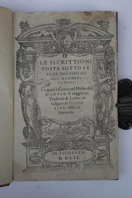 Le iscrittioni poste sotto le vere imagini de gli huomini famosi le quali à Como nel Museo del Giovio si veggiono. Tradotte di Latino in volgare da Hippolito Orio Ferrarese - Paolo Giovio - copertina