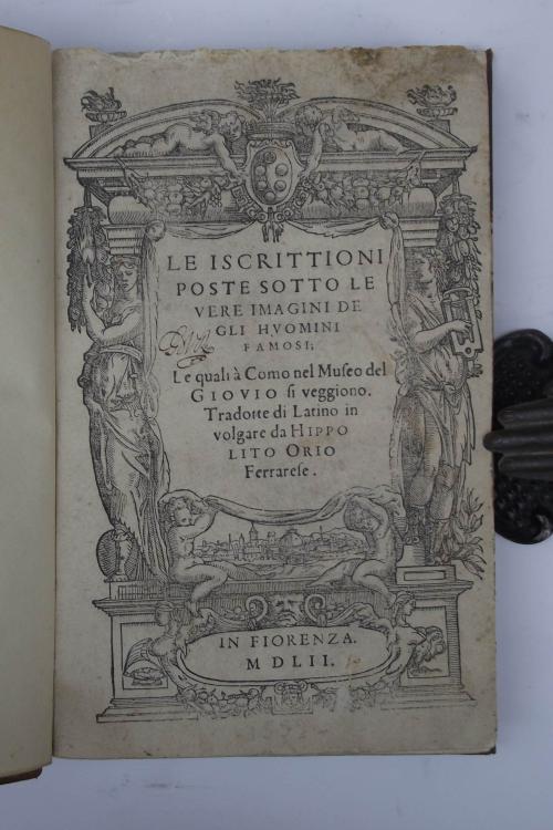 Le iscrittioni poste sotto le vere imagini de gli huomini famosi le quali à Como nel Museo del Giovio si veggiono. Tradotte di Latino in volgare da Hippolito Orio Ferrarese - Paolo Giovio - copertina