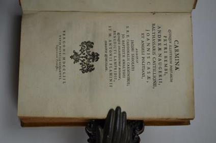 Carmina quinque illustrium poetarum Petri Bembi, Andreae Naugerii, Balthassaris Castillionii, Joannis Casae, et Angeli Politiani, additis Jacobi Sadoleti s.r.e. cardinalis carminibus Jo. Baptistae Amalthei quinque selectissimis eclogis Benedicti La - copertina