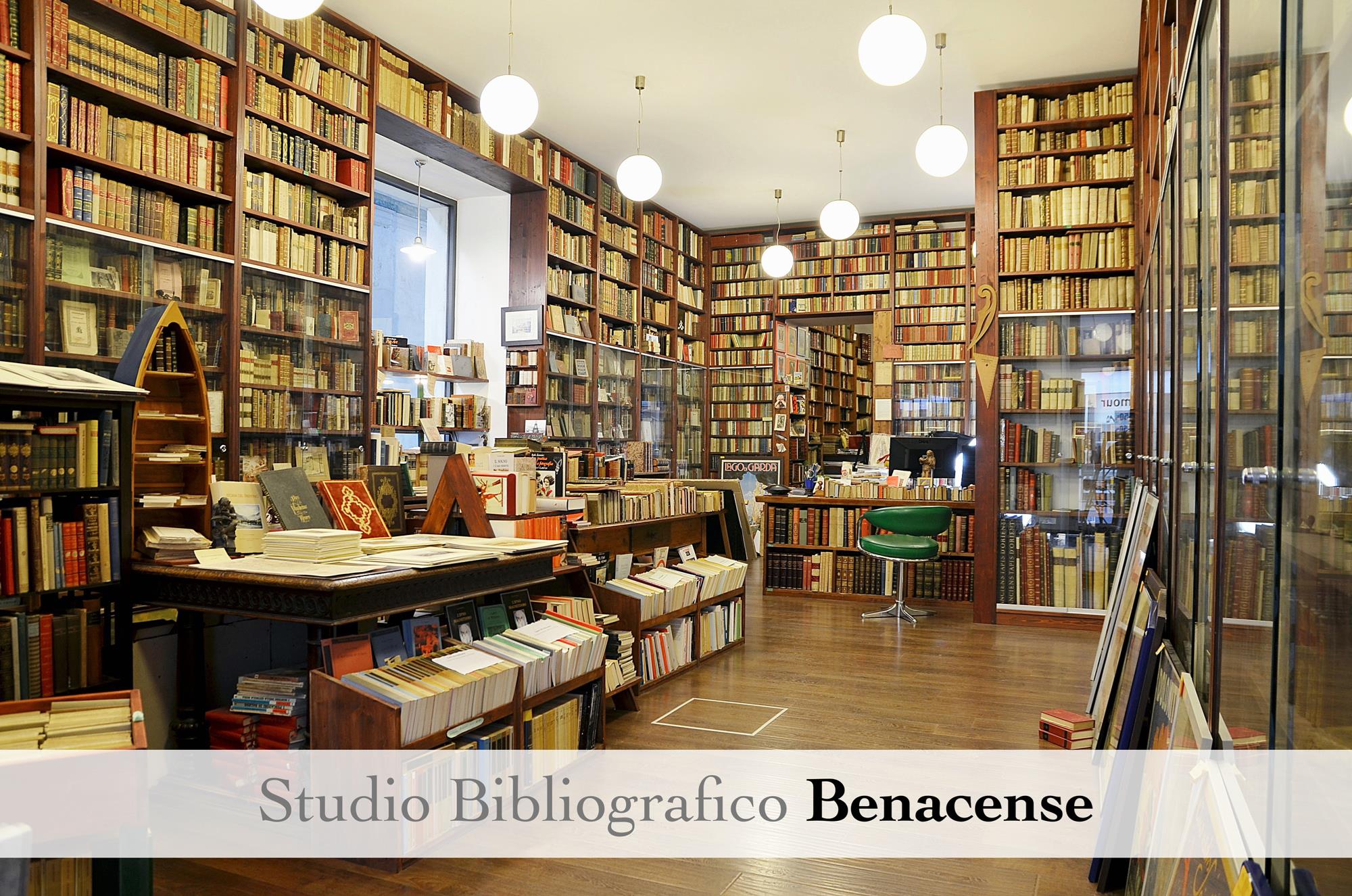 Manuale dello smacchiatore e lustratore, ossia l'arte di cavar le macchie, pulire abiti, stoffe, libri e mobili d'ogni genere di ristabilire i colori alterati o distrutti d'imbiancare i casimirri, i Merinos ec.ec. di rendere il lustro e l'apparecc