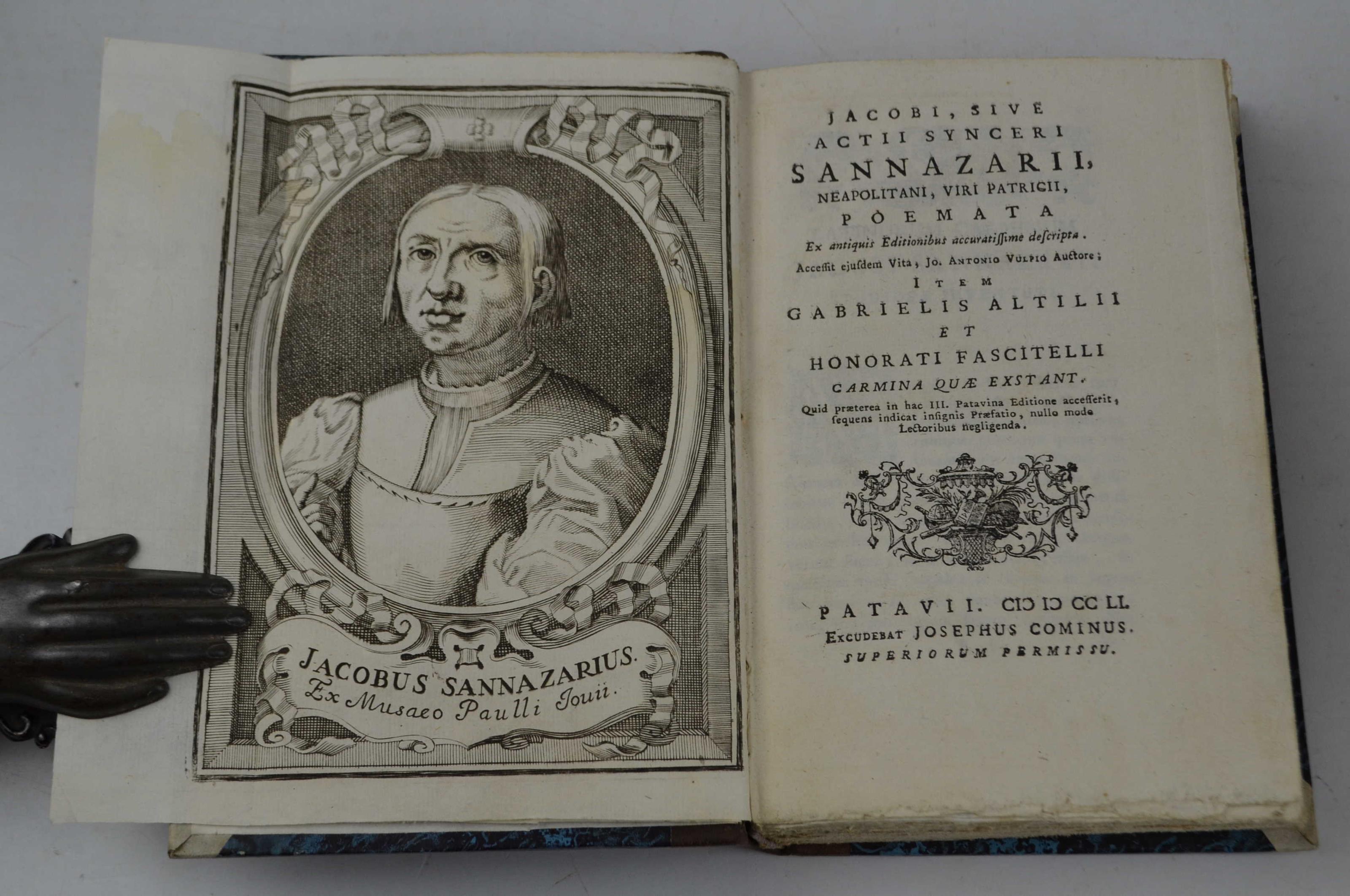 Poemata ex antiquis Editionibus accuratissime descripta. Accessit ejusdem Vita, Jo. Antonio Vulpio Auctore, item Gabrielis Altilii, et Honorati Fascitelli Camina quae exstant…