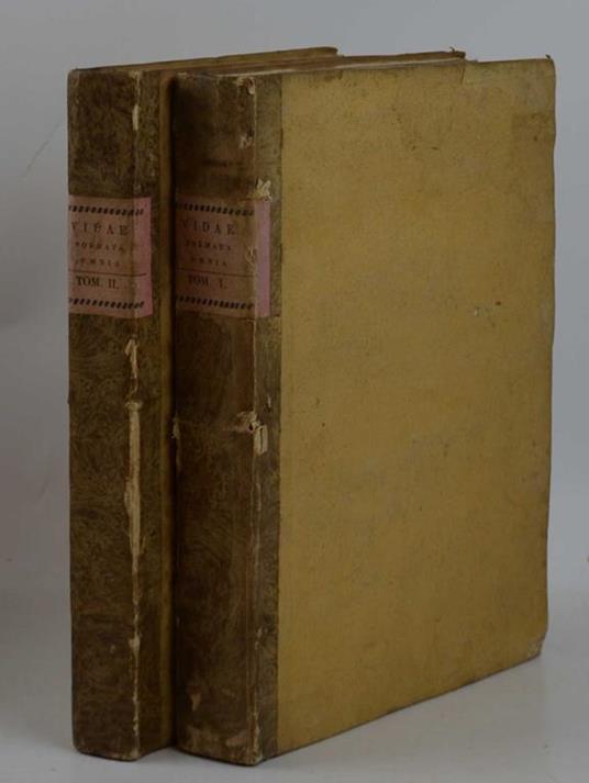 Poemata Omnia quae ipse vivens agnoverat; duobus voluminibus comprehensa. Editio omnium emendatissima curantibus Jo. Antonio, et Cajetano Vulpiis fratribus. Quae praeterea accesserint, Epistola ad Lectorem factis ostendit - copertina
