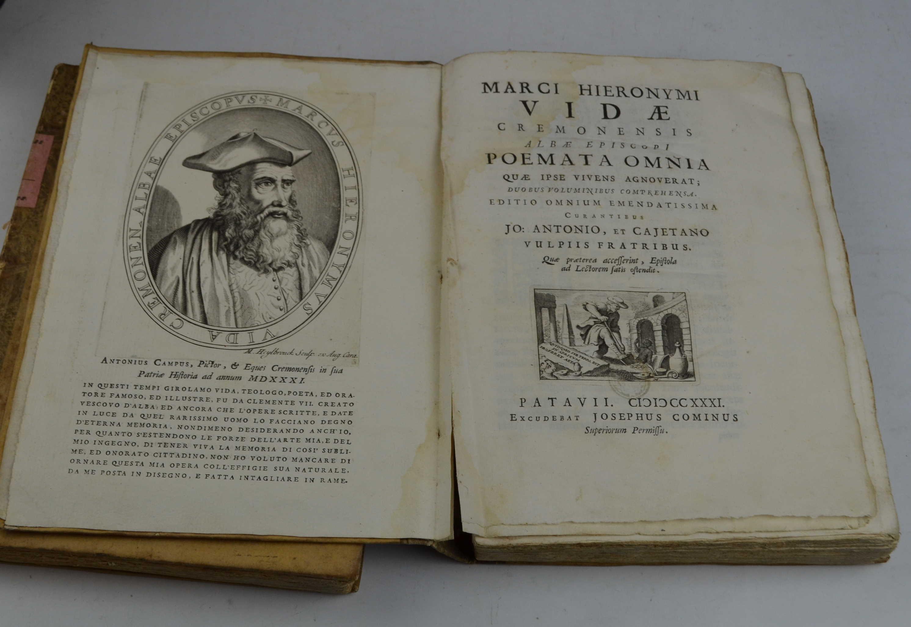 Poemata Omnia quae ipse vivens agnoverat; duobus voluminibus comprehensa. Editio omnium emendatissima curantibus Jo. Antonio, et Cajetano Vulpiis fratribus. Quae praeterea accesserint, Epistola ad Lectorem factis ostendit