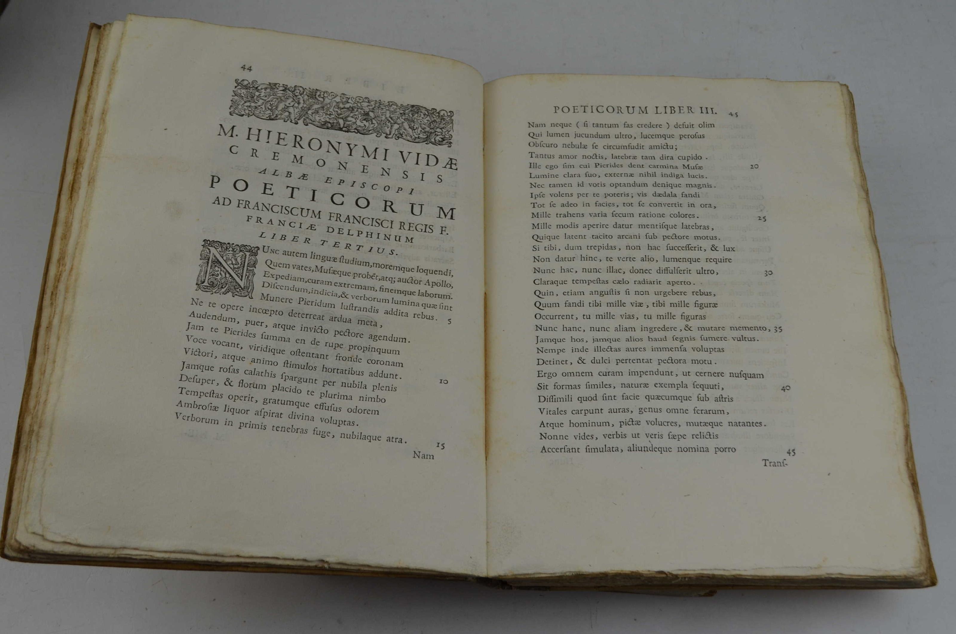 Poemata Omnia quae ipse vivens agnoverat; duobus voluminibus comprehensa. Editio omnium emendatissima curantibus Jo. Antonio, et Cajetano Vulpiis fratribus. Quae praeterea accesserint, Epistola ad Lectorem factis ostendit