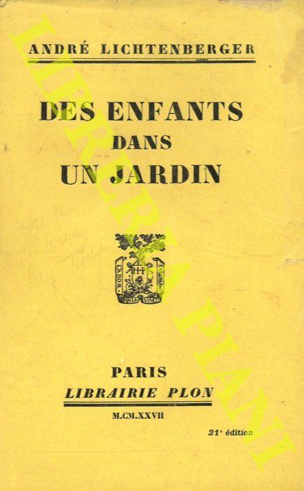 Des enfants dans un jardin