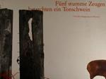 Funf Stumme Zeugen Betrachten Ein Tonschwein. 7192 Jahre Begegnung Im Museum. Hessisches Landesmuseum Darmstadt