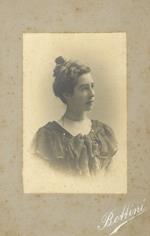 [Ritratto di giovane donna, ripresa di tre quarti, di spalle, con volto di profilo]