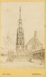 Nurnberg. [Fontana]. Piccola fotografia originale applicata su cartoncino formato mm. 86x57 (la foto), mm. 103x61 (il cartoncino). Al verso intestazione a stampa dell'atelier fotografico e notazione manoscritta: 