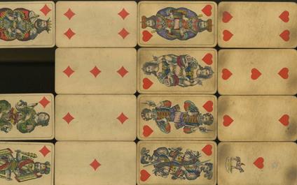Mazzo di carte da gioco consistente di 31 carte da gioco (per i semi rossi, cuori e quadri, le carte vanno dall'uno al quattro più 4 figure (manca una figura di quadri), per i semi neri, fiori e picche, le carte vanno dal sette al dieci più 4 figure) - copertina
