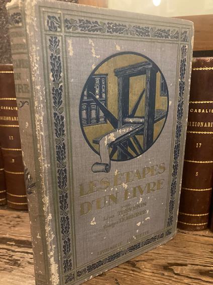 Les étapes d' un livre. Le papier - L'encre - Le manuscrit - La typographie - La reliure - La librairie - Les bibliothèques - Le livre illustré. Ouvrage illustré de 120 gravures - copertina