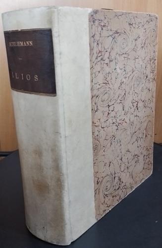 Ilios, ville et pays troyens. R�sultats des fouilles sur l'emplacement de Troie et des explorations faites en Troade de 1871 � 1882. Ouvrage riche de 2 cartes, 8 plans (avec quelques d�pliants) et environ 2000 gravures sur bois repr�sentant des objet - copertina