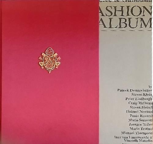 Catechismo della chiesa cattolica: compendio. Volume impresso nella Stamperia Steffenini. I caratteri usati sono i bodoniani. La carta a mano velin BFK Rives � stata fabbricata alla forma tonda appositamente per questa edizione dalle Cartiere d'Arche - copertina