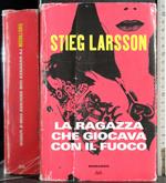 ragazza che giocava con il fuoco
