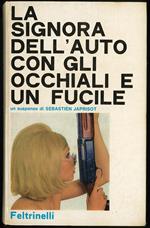 signora dell'auto con gli occhiali e un fucile
