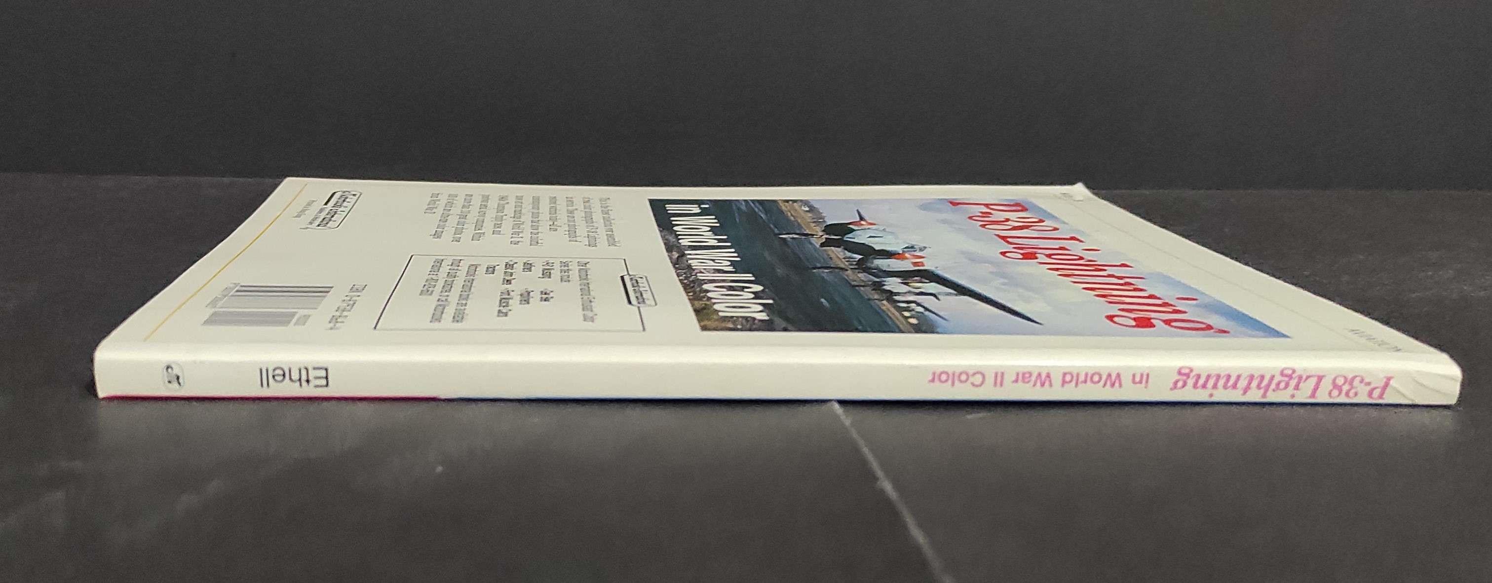 P-38 Lightning in World War II Color - J. L. Ethell - Ed. Motorbooks International - 1994