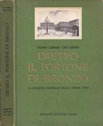 Dietro il portone di bronzo