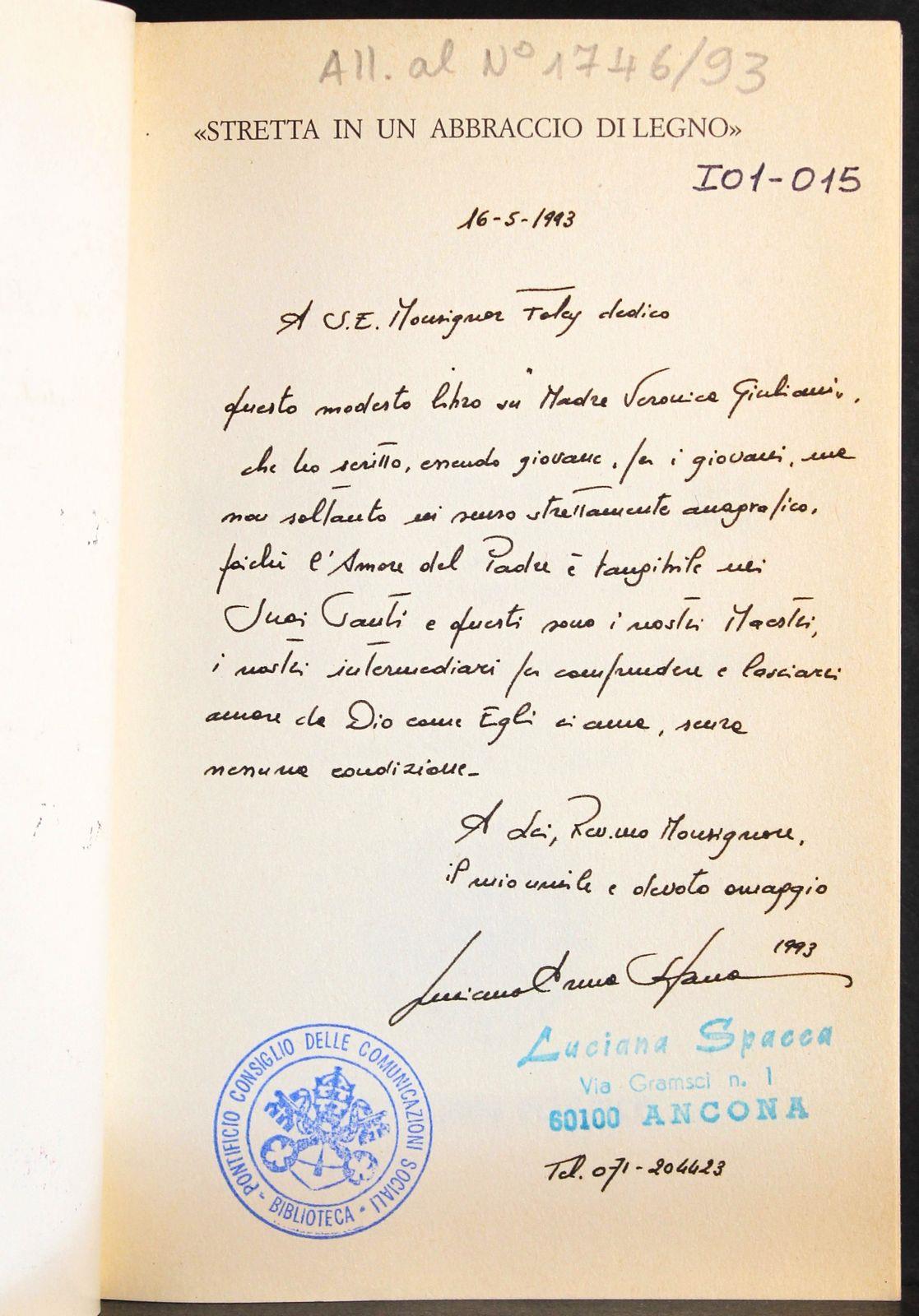 Stretta in un abraccio di legno