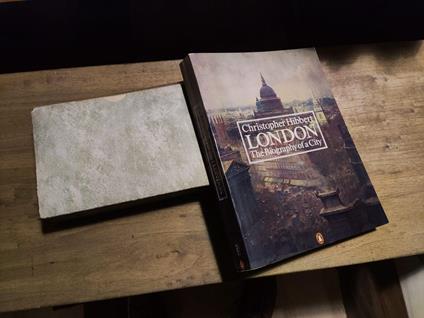 London The biography of a city - Christopher Hibbert - copertina