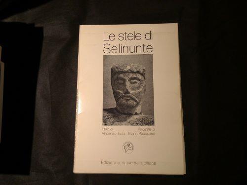La stele di Selinunte - con dedica di Vincenzo Tusa al Professor Giovanni Pugliese Carratelli - copertina