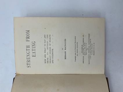 Strength From Eating How and What to Eat and Drink to Develop the Highest Degree of Health and Strength - Bernarr MacFadden - copertina