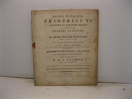 Sacra natalitia Friderici VI augustissimi et sacratissimi principis laetabilia solenni oratione a D. Frid. Burch. Koester ... mandato Rectoris et Senatus Academiae Kiliensis observanter indicit D. A. G. Cramer Iinest, de fragmentis nonnullis vetustar - copertina