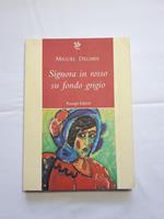 Signora in rosso su fondo grigio