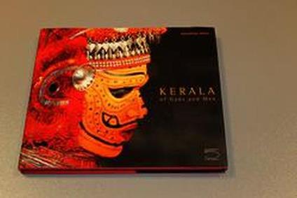 Johnathan Watts. Kerala of Gods and Men.  5 Continents Editions. 2004 - Johnathan Watts - copertina