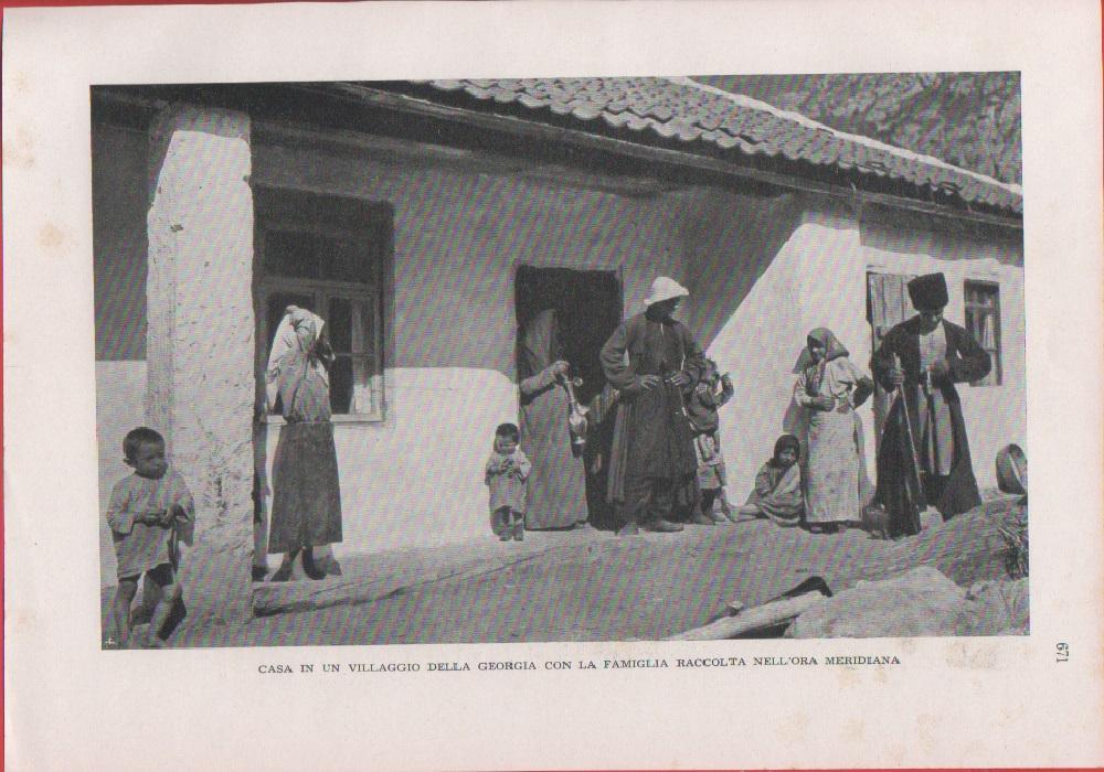 Casa in un villaggio della Georgia con la famiglia raccolta. Foto da rivista1940