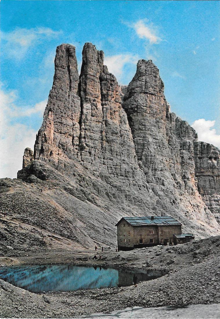 Rifugio Re Alberto e le Torri del Vajolet nel Gruppo del Catinaccio. Non viaggiata