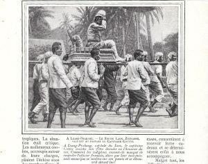 A Lunag Prabang. Le roi du Laos Zocharne, saluant au passage Cotten. stampa 1906 - copertina