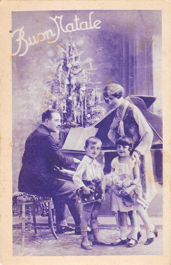 Buon Natale. Famiglia davanti al piano. Non viaggiata